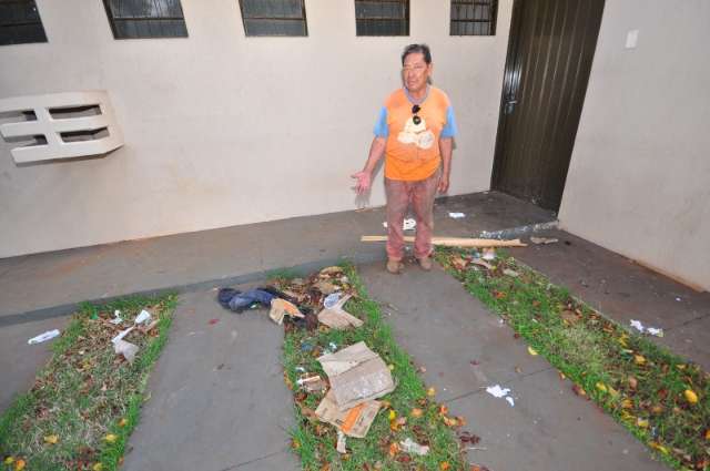 V&iacute;tima de ladr&otilde;es por 14 vezes, morador coloca a culpa em terreno baldio