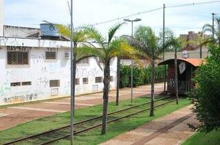 Revitalizada, Orla Ferroviária foi tomada por pichações e virou hotel de mendigo. (Foto: Alcides Neto)