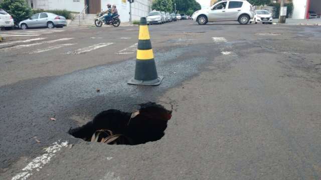 Carro cai em cratera aberta pela chuva na rua Abr&atilde;o Julio Rahe