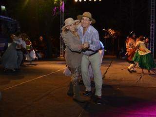 Dona Hilda e seu Peralta estão em todos os eventos de Chamamé e literalmente dançaram até fechar a pista (Foto: Kimberly Teodoro)