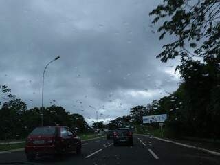 Nuvens carregadas e chuva rápida no começo da tarde. Registro foi feito na Avenida Nelly Martins. (Foto: Kísie Ainoã).