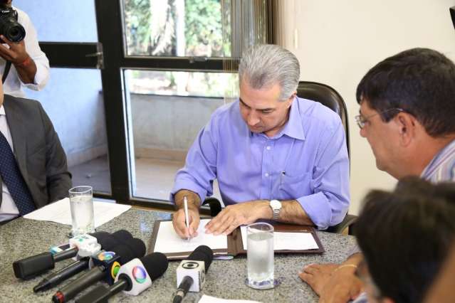 Governador sanciona lei que fixa pol&iacute;tica salarial dos professores
