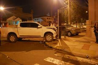 Acidente entre caminhonete e carro de passeio deixa duas pessoas feridas