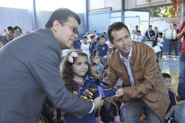 Olarte entrega hoje uniformes em escola rural do munic&iacute;pio