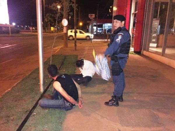 Ap&oacute;s ser multado, jovem tenta derrubar poste de radar com serra