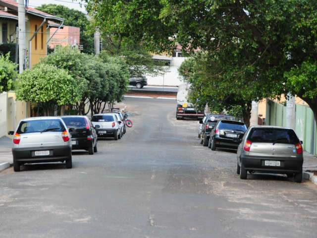  Carros estacionam em frente de garagem e tumultuam tr&acirc;nsito no bairro Cabre&uacute;va