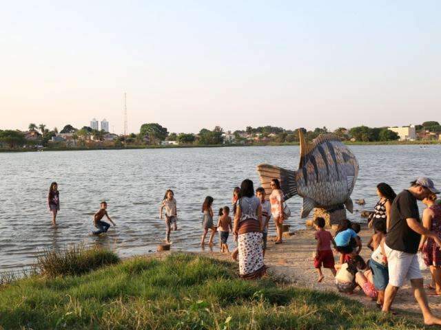 Com calor, crian&ccedil;as n&atilde;o resistem a brincadeira dentro da Lagoa Itatiaia