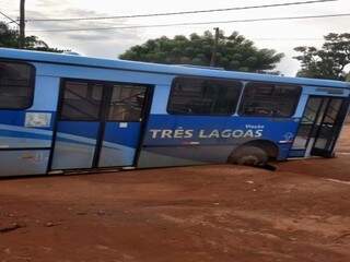 Ônibus do transporte público de Três Lagoas preso em buraco aberto com a chuva (Fonte: Direto das ruas)