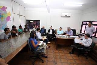 Representantes das famílias foram recebidos por secretários municipais (foto:Divulgação)