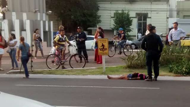 Mulher &eacute; atropelada ao tentar fugir de marido no centro da Capital