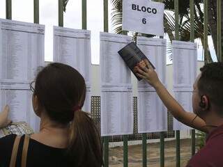 Candidatos procuram nomes em lista de vestibular (Foto: Valter Campanato/Agência Brasil)