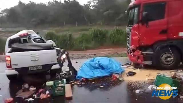 Tr&acirc;nsito complica ap&oacute;s acidente com v&iacute;tima na BR-163