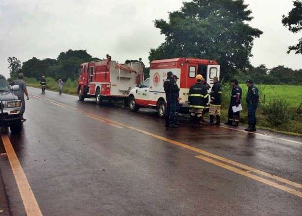 Caminhonete fecha carro, que capota, mas motorista sai ileso
