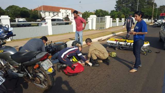 Distra&ccedil;&atilde;o causa dois acidentes entre carro e moto na Duque de Caxias