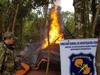 Policiais também destruíram acampamentos e material encontrado na fazenda (Foto/Divulgação)