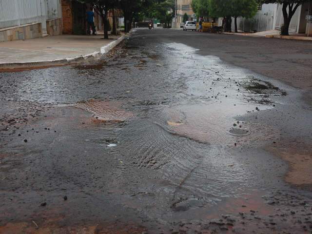  Vazamento de &aacute;gua persiste h&aacute; tr&ecirc;s dias na Rua Goi&aacute;s