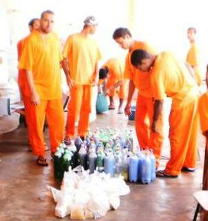  Detentos aprendem a fazer produtos de limpeza em pres&iacute;dio 