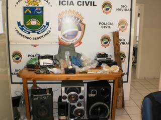 Drogas e produtos apreendidos em operação conjunta das polícias em Naviraí. (foto: Divulgação SIG)
