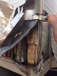PRF teve de chamar um serralheiro para cortar forro do baú e retirar tabletes de maconha (Foto: Divulgação)