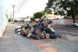 Próximo a antiga rodoviária, região central, sacos se acumulam há vários dias e calor intensifica o mau cheiro. (Foto:Fernando Antunes) 