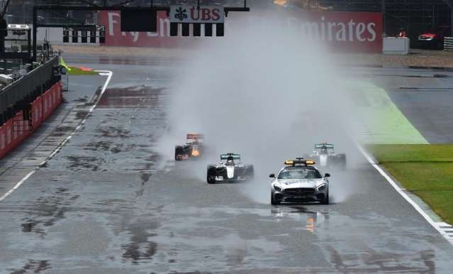 Lewis Hamilton vence em casa e fica a quatro pontos da lideran&ccedil;a 