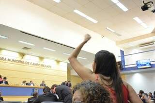 Manifestante grita durante sessão em que Câmara foi notificada pela Justiça (Foto; Vanessa Tamires)