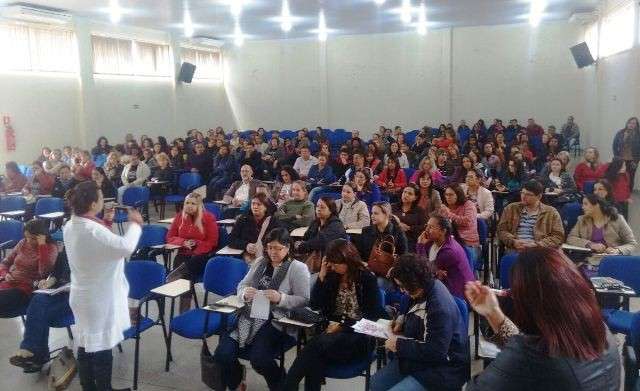 Na volta &agrave;s aulas ap&oacute;s f&eacute;rias de julho, professores decidem manter greve