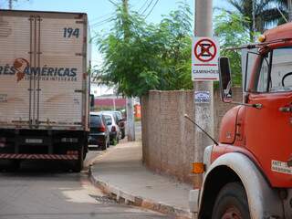 veículos desrespeitam e estacionam em locais proibidos.(Foto: Simão Nogueira)