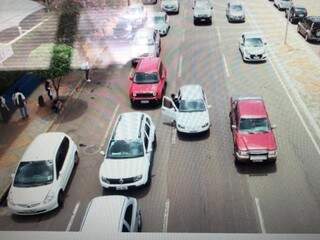 Imagem de drone flagra carros em fila tripla na frente de escola (Foto: Divulgação/ PM)