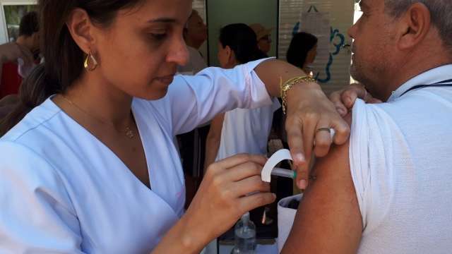 Vacina&ccedil;&atilde;o contra gripe ocorre em cinco postos at&eacute; as 17h deste domingo