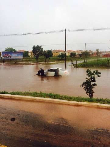 Avenida vira rio e ve&iacute;culos trafegam na contram&atilde;o na regi&atilde;o norte da Capital