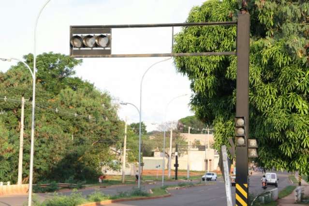 Caminh&atilde;o atropela ciclista, &eacute; perseguido por populares, mas foge