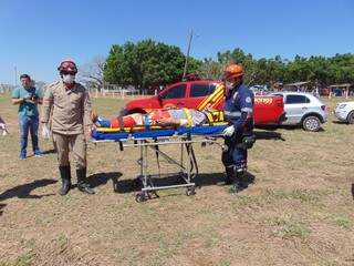 O piloto, na maca, no momento em que era levado para o Hospital Regional de Coxim (Foto: 5º Subgrupamento de Bombeiros Militar Independente)
