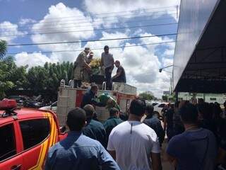 Caixão com o corpo de Wescley Vasconcelos é colocado em caminhão dos bombeiros (Foto: Divulgação)