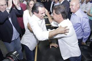 Marcos Trad, ao chegar no evento do PSD, é recebido pelo irmão, o ex-prefeito, Nelson Trad Filho. (Foto: Alan Nantes)