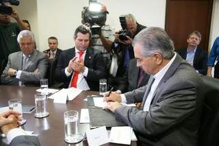 Governador e ministro durante assinatura de contrato referente à duplicação da BR-163 em MS (Foto: Fernando Antunes)