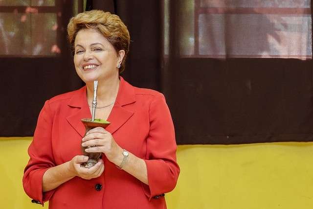 A&eacute;cio faz s&iacute;mbolo da vit&oacute;ria e Dilma toma chimarr&atilde;o ap&oacute;s o voto 
