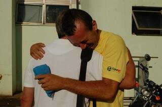 Genis abraçando um dos médicos do hospital. Consolo para quem perdeu o pai de 70 anos de uma forma tão brutal. (Foto: Simão Nogueira)