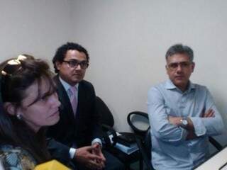 Jarvis Pavão (à direita) ao lado de advogados durante audiência em Assunção (Foto: ABC Color)