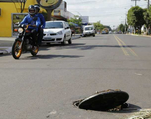 Tampa de bueiro se solta e causa transtornos a motoristas em rua 