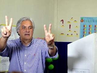 Delcídio votou em Corumbá na tarde de hoje (Foto: Ricardo Albertoni/Diário Corumbaense)