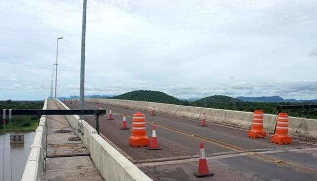 Tr&acirc;nsito de ve&iacute;culos pesados &eacute; liberado, mas obra em ponte continua