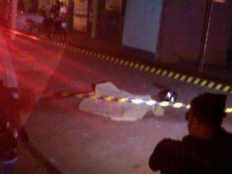 Comerciante &eacute; assassinado com quatro tiros por homens em bicicletas