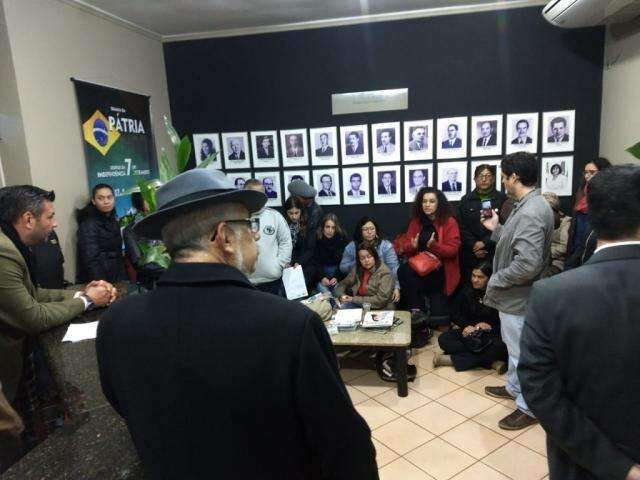 Em greve h&aacute; cinco dias, professores ocupam sagu&atilde;o da prefeitura