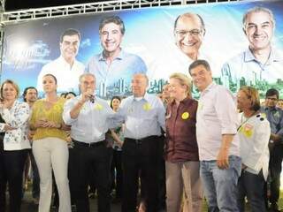 Reinaldo Azambuja (PSDB) ao lado de Pedro Chaves (PRB), da senadora Ana Mélia (PP) e do ex-prefeito Nelsinho Trad (Foto: Paulo Francis)