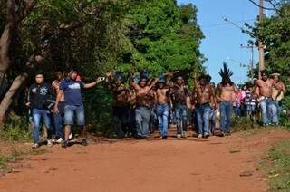 Indígenas impedem acesso à sede da Buriti. (Foto: Vanderlei Aparecido)