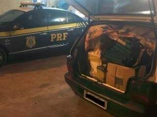 A droga estava dentro de caixas encontradas sobre o banco traseiro e porta-malas do carro. (Foto: PRF) 