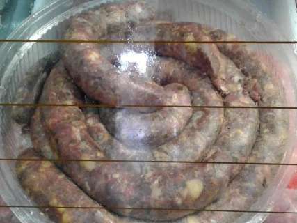 Procon interdita açougue que usava carne estragada para fazer linguiça