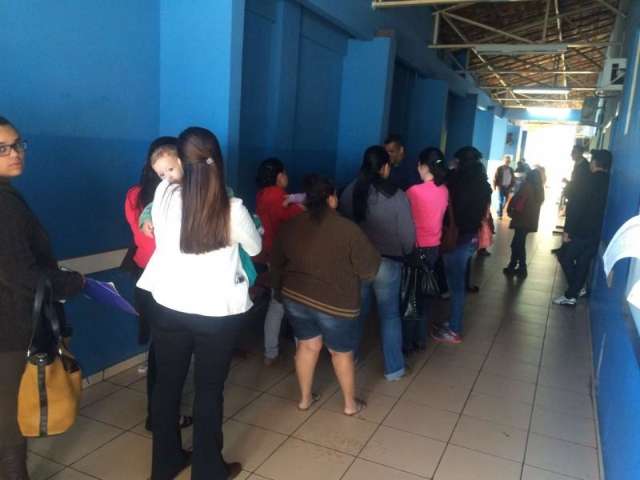 M&atilde;es lotam postos nas primeiras horas ap&oacute;s vacina&ccedil;&atilde;o ser retomada