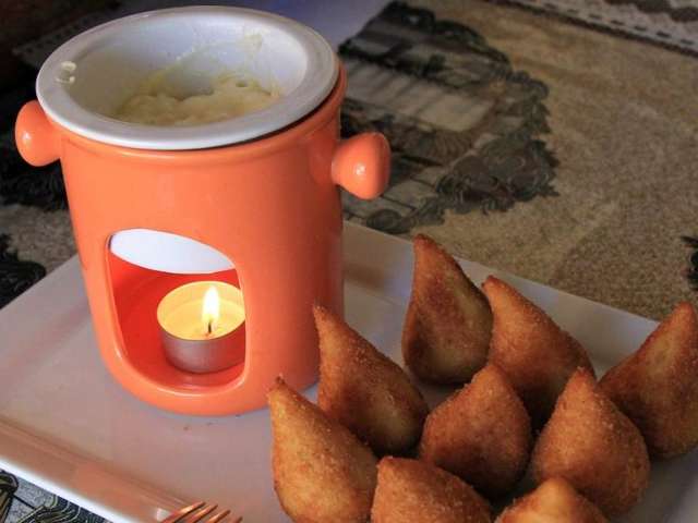 Duas receitas em uma, aprenda a fazer fondue para comer com coxinhas